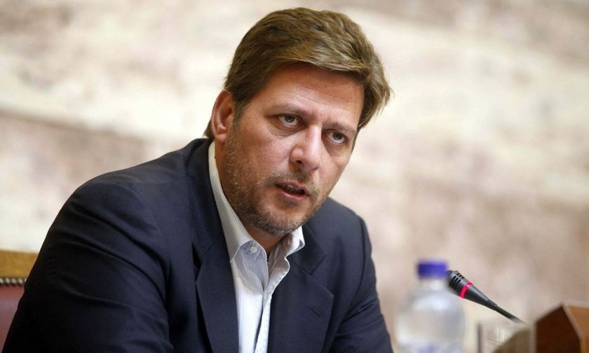 Επίθεση κουκουλοφόρων στο γραφείο του Μιλτ. Βαρβιτσιώτη: «Θα σας κάψουμε!»