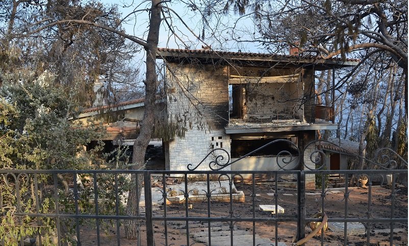 Εικόνες από το πως πραγματικά δείχνει το σπίτι της Ζωζώς Σαπουντζάκη μετά τη φωτιά