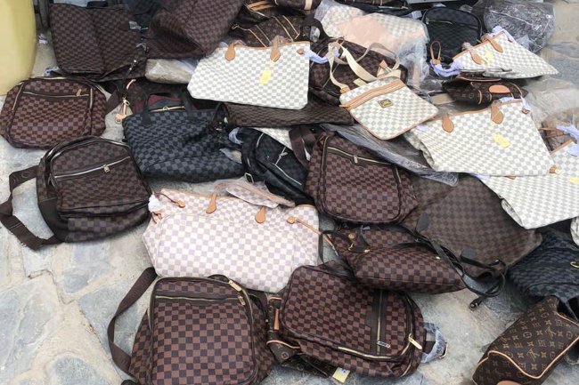 Επτά συλλήψεις για παρεμπόριο στη Μύκονο