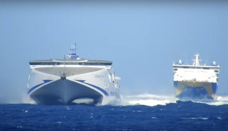 Μύκονος: Μονομαχία έξω από το λιμάνι κόντρα στα κύματα(vid)