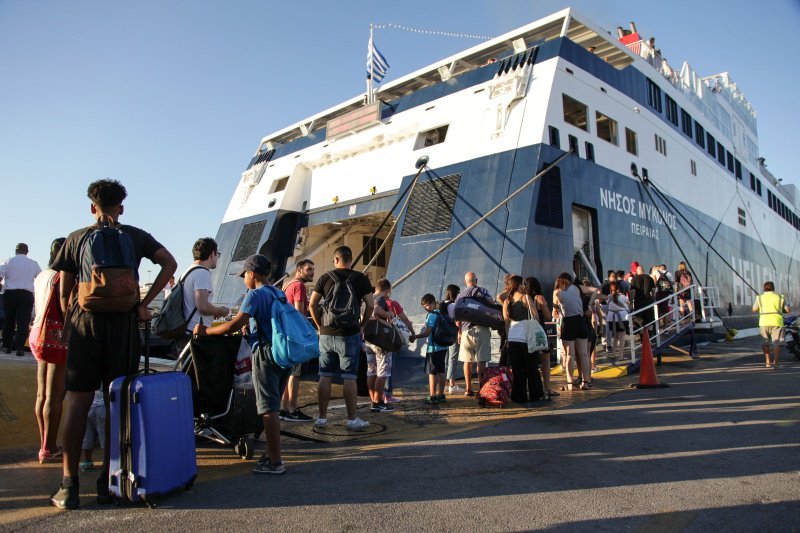 Εγκλωβισμένοι 300.000 επιβάτες! Σοβαρά προβλήματα στα νησιά από την απεργία της ΠΝΟ.