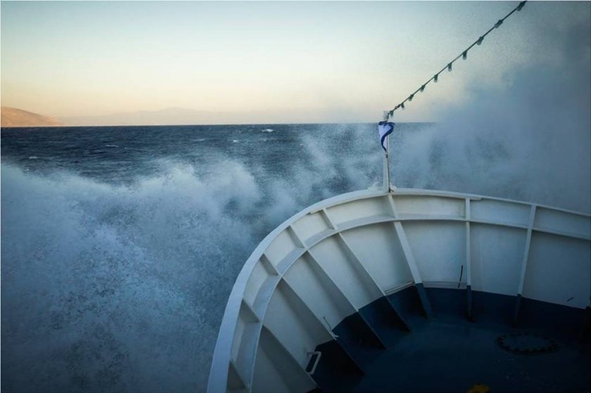 Η Χριστουγεννιάτικη μάχη με τα κύματα του πλοίου «Σκοπελίτης» (βίντεο)