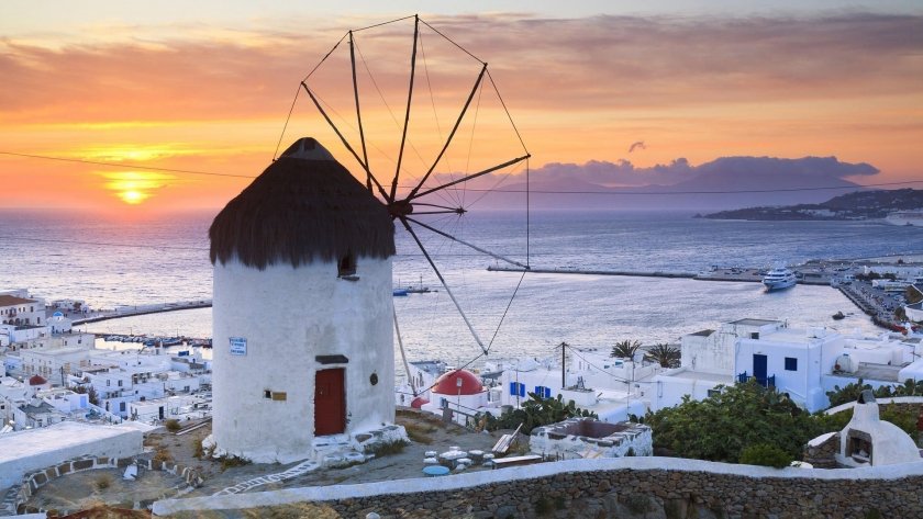 Πώς τα ακίνητα σε Μύκονο και Σαντορίνη ξεπέρασαν σε αποδόσεις το Saint-Tropez