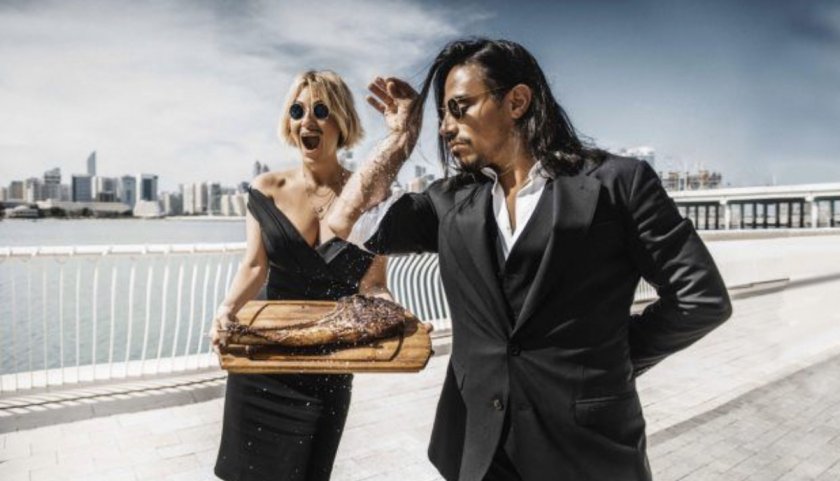 Οι χρυσές μπριζόλες του Salt Bae έφτασαν στη Μύκονο