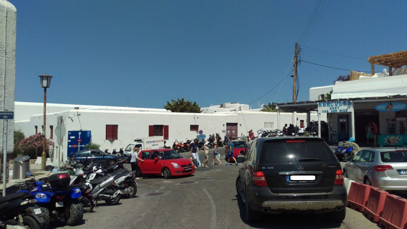Οι άδειες εισόδου στον παραδοσιακό οικισμό της Χώρας Μυκόνου
