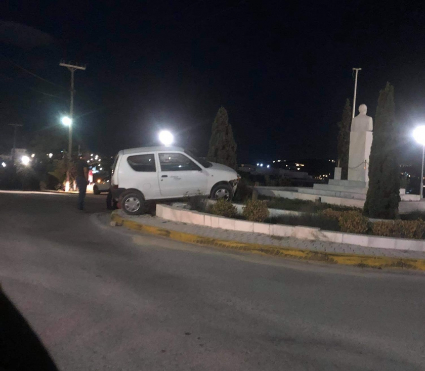 «Αγκάλιασε» το άγαλμα του Καραμανλή στο στρογγυλό