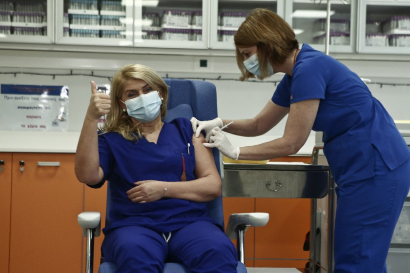 Τι σχέση έχει η πρώτη γυναίκα στην Ελλάδα που εμβολιάστηκε με τις Κυκλάδες