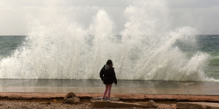 Meteo: Ραγδαία επιδείνωση του καιρού από το μεσημέρι με βροχές, καταιγίδες και θυελλώδεις ανέμους