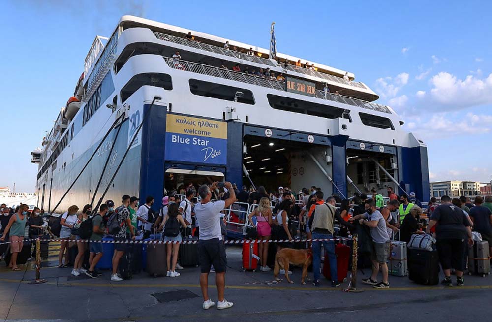 Μόνο εμβολιασμένοι θα έπρεπε να πηγαίνουν στα νησιά