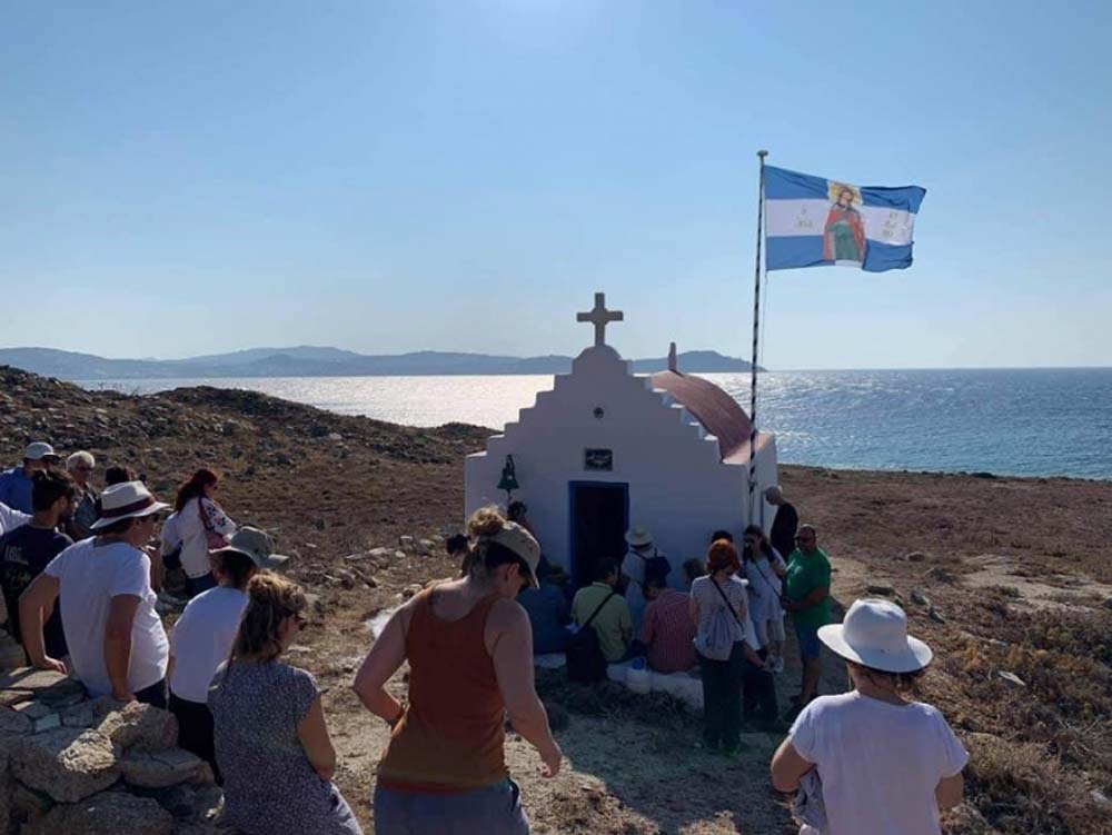 Λειτουργία στο παρεκκλήσι της Αγίας Κυριακής της Δήλου