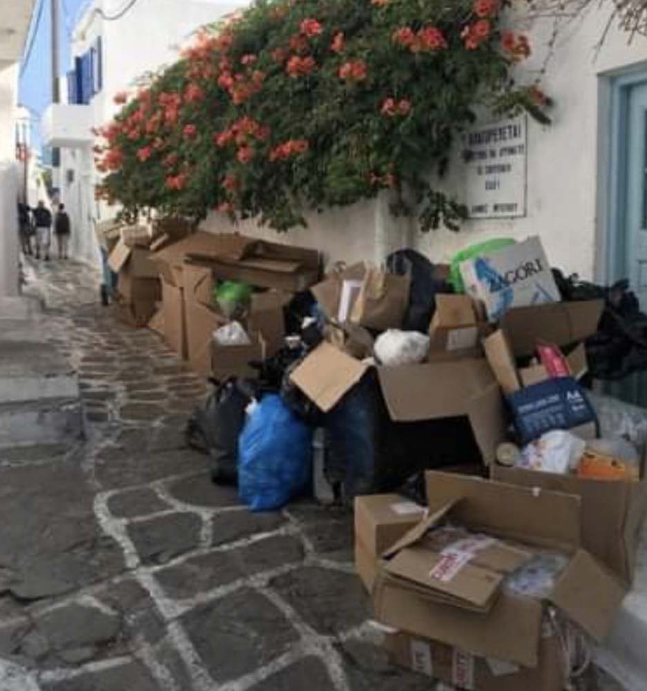 Απαράδεκτη εικόνα με τα σκουπίδια στα σοκάκια του νησιού