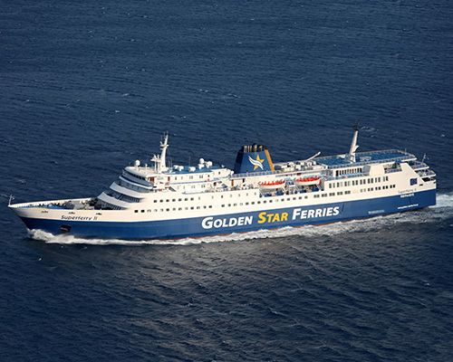 Συγκίνηση στο τελευταίο αντίο του Super Ferry ΙΙ μετά απο 28χρόνια – Ο τελευταίος χαιρετισμός στην Παναγία της Τήνου