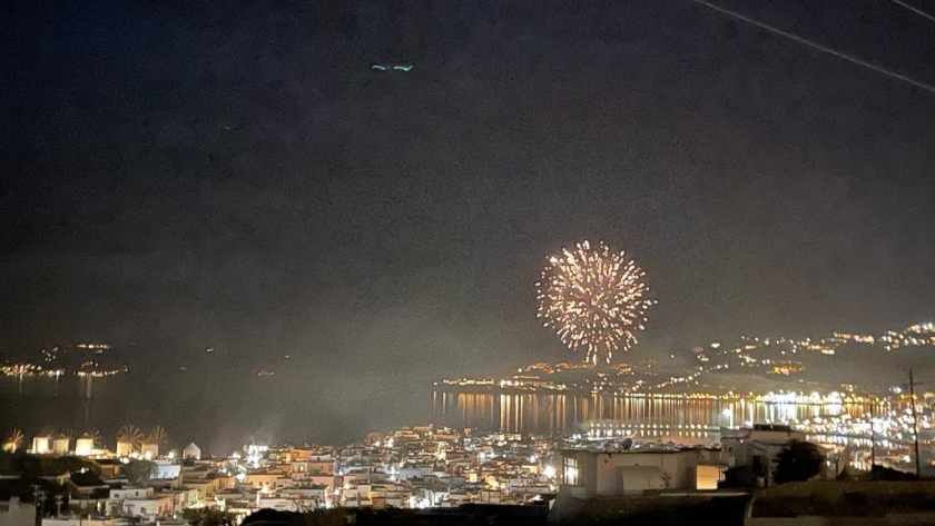 Έλαμψε το νησί από τα βεγγαλικά με την αυγή του 2022