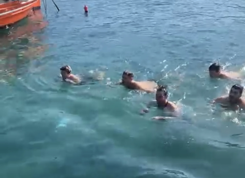Η ευλογία στον Σπύρο Αποστόλου που έπιασε τον σταυρό στον καθαγιασμό των υδάτων