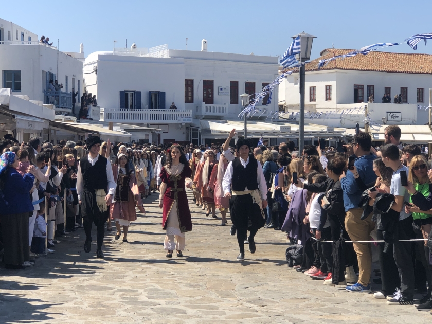 «Ζωντάνεψε» ξανά η Μύκονος με την γιορτή της επετείου της 25ης Μαρτίου