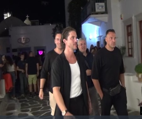 Μύκονος: Εντυπωσιακές παρουσίες σε Ματογιάννια και Μικρή Βενετία – Οικονομόπουλος και Σπανούλης έκαναν βόλτες