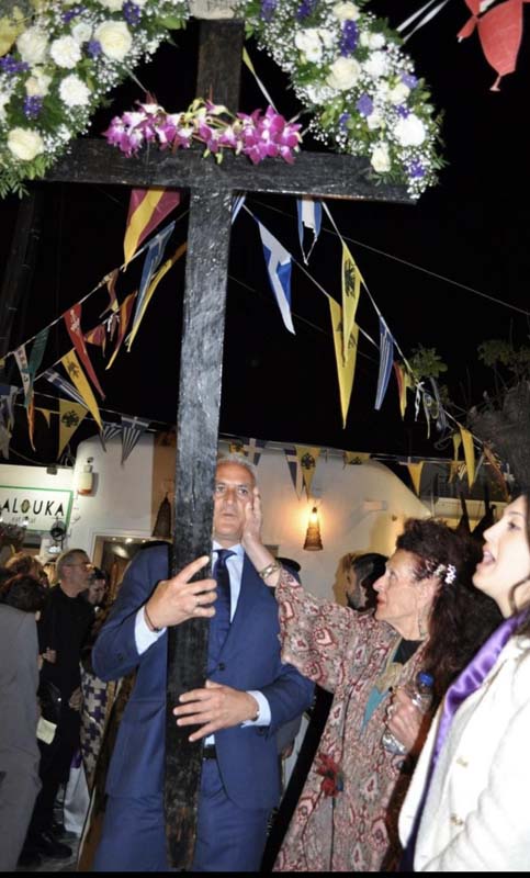 Το χάδι της μάνας την ώρα της περιφοράς του επιταφίου