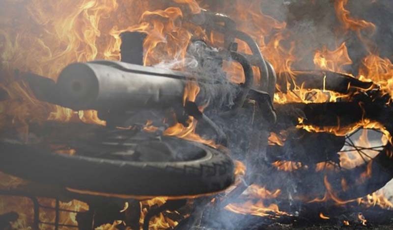 Μοτοσικλέτες καταστράφηκαν ολοσχερώς στον Ορνό από πυρκαγιά