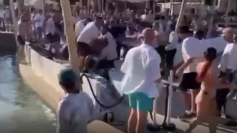 Άγριο ξύλο σε beach bar της Μυκόνου