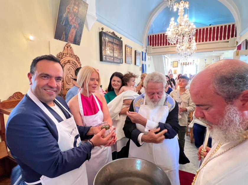 Όταν οι παντοτινές φιλίες των νεανικών χρόνων σφραγίζονται και με κουμπαριά