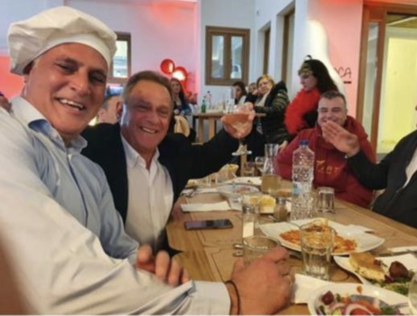 «Κάτι μαγειρεύετε εσείς οι δυο…Τσούζει εεεε;»