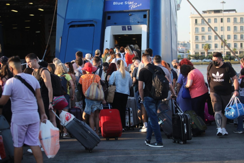 Κύμα ετεροδημοτών στις Κυκλάδες για να ψηφίσουν – Γεμάτα τα πλοία