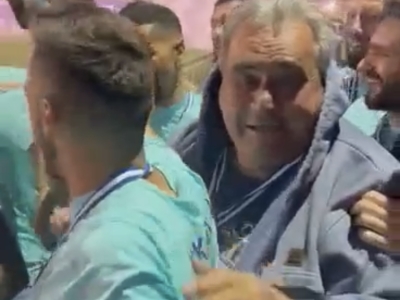Αποθέωση του προέδρου Αλέκου Κουκά από τους παίκτες του
