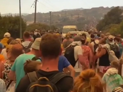 Φωτιά στη Ρόδο: Εκκενώσεις δια θαλάσσης &#8211; Έφτασε σε ξενοδοχεία η πυρκαγιά