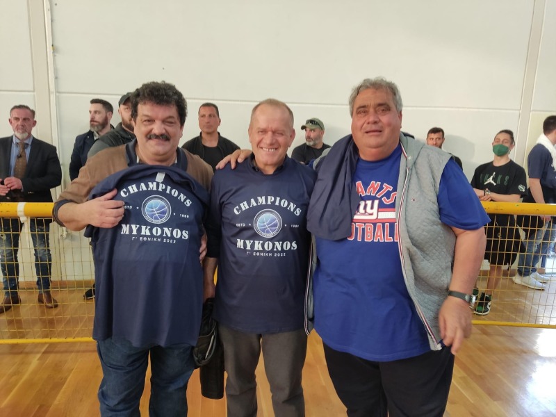 Οι πρόεδροι γιορτάζουν και όλο το νησί τους εύχεται χρόνια πολλά
