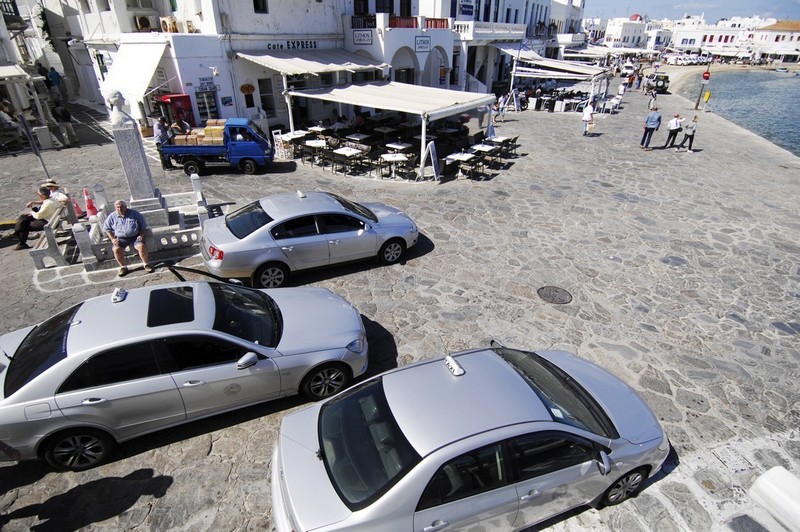 Πόσα ταξί και πόσα πολυθέσια υπάρχουν στη Μύκονο. Πόσα μπορούν να αντικατασταθούν