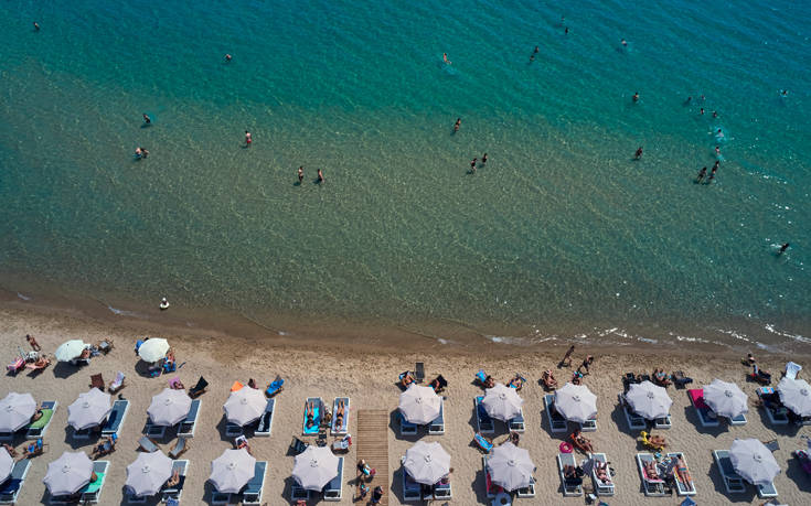 Πρόστιμο έως 60.000 ευρώ σε όσους «κλείνουν» τις παραλίες