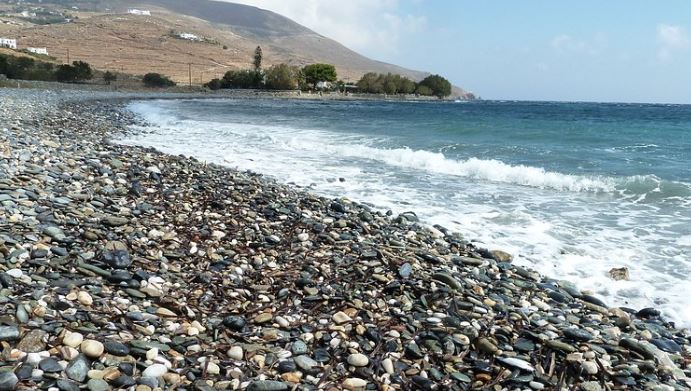 SOS για τις παραλίες: «Το ΥΠΟΙΚ φέρνει νομοσχέδιο για δόμηση πάνω… στο κύμα»