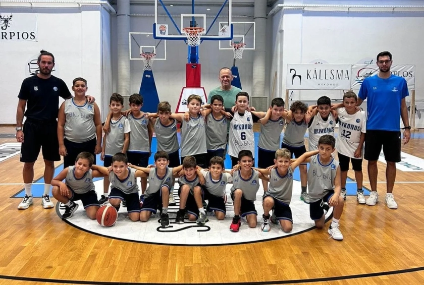 Δίπλα στους πιτσιρικάδες του ΑΟ ΜΥΚΟΝΟΥ ο Νίκος Δακτυλίδης δίνοντας το παράδειγμα σε όλους.