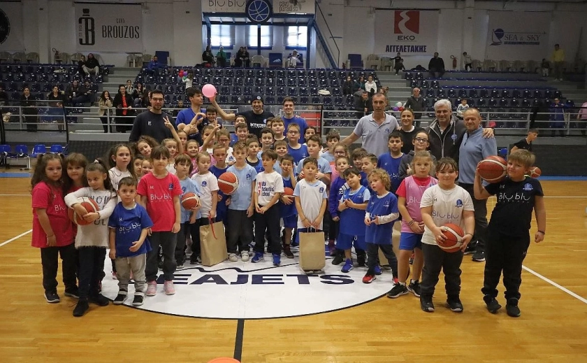Το χάρηκαν με την ψυχή τους τα παιδιά στην Χριστουγεννιάτικη γιορτή του ΑΟ ΜΥΚΟΝΟΥ