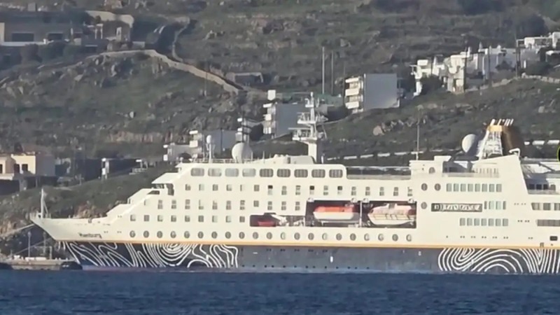 Αποβίβαση ασθενών από κρουαζιερόπλοια στη Θήρα και τη Μύκονο