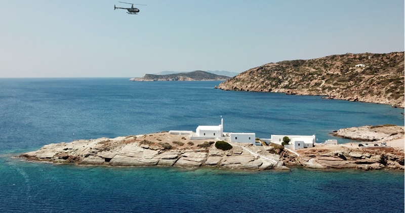 Γιατί να περιμένεις στο καράβι, όταν πετάς με ελικόπτερο το απόγευμα και κάνεις μπάνιο πριν δύσει ο ήλιος;