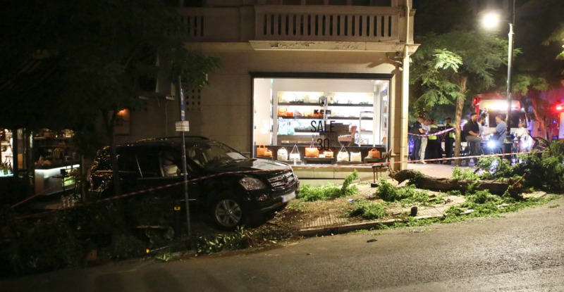Κολωνάκι: Το ξεχασμένο χειρόφρενο της Mercedes που παρέσυρε τους πεζούς -Τουλάχιστον 11 τραυματίες, ο ένας σοβαρά